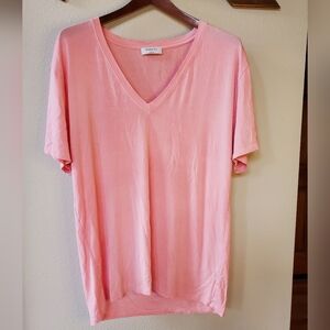 Aritzia Babaton Womens Oversized Pink V-Neck Tee. Size S